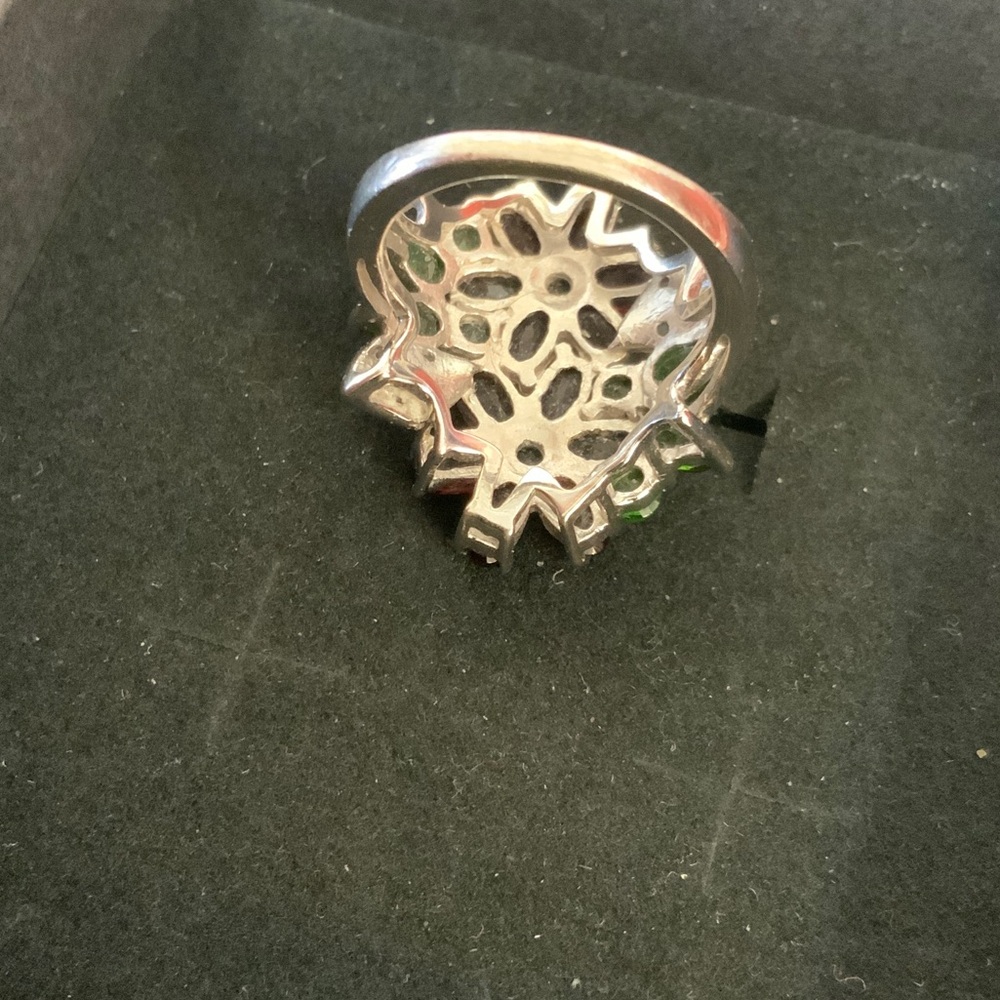 Elegant Red and Green Gemstone Floral Ring - Picture 3 of 6